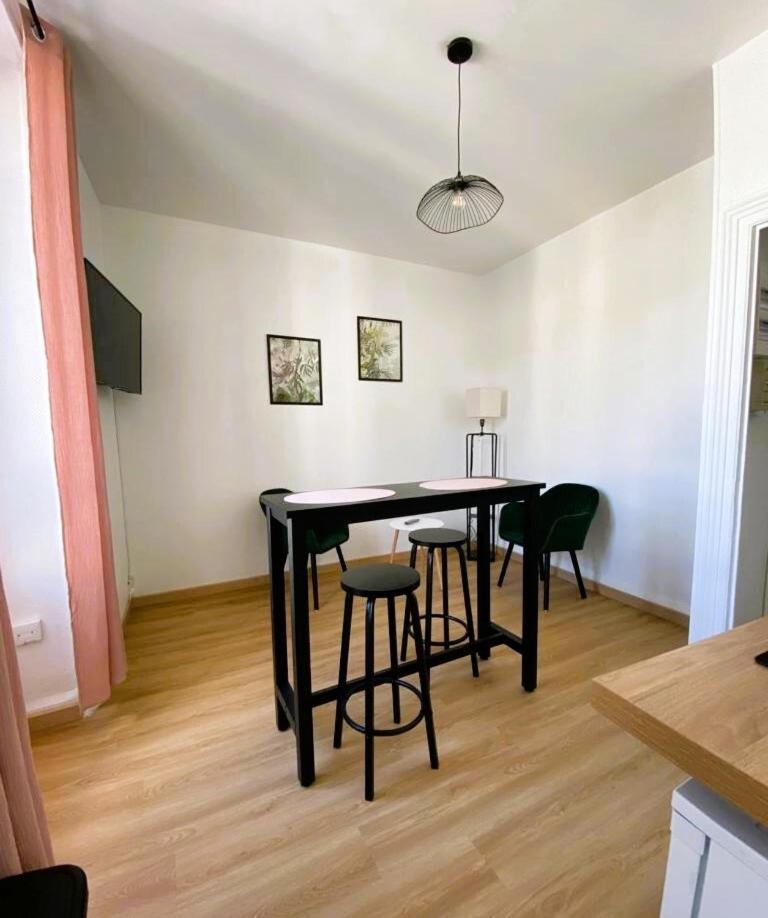 Au Coeur De Ville Laval  Phòng bức ảnh